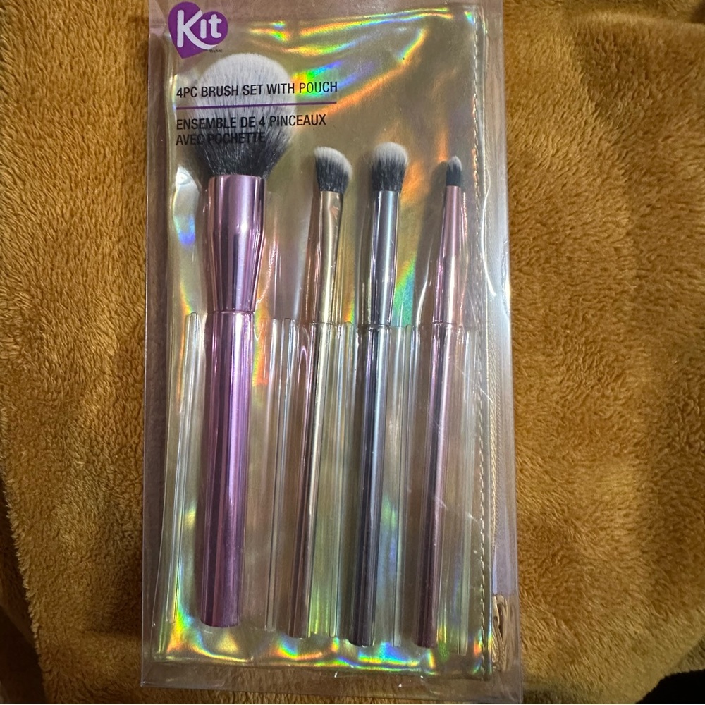 Kit 4 piece makeup brush set with gold makeup pouch